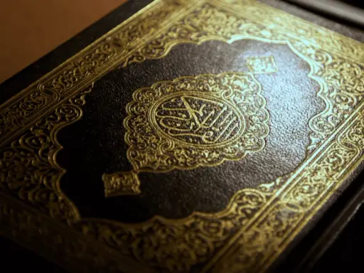 Ein prachtvoller Koran mit goldener Verzierung. Die Mitte ziert eine kunstvolle Kalligraphie, die an die Weisheit der **Surah Luqman** erinnert.