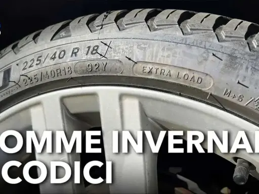 Guida per capire come riconoscere gomme invernali: il simbolo M+S e il fiocco di neve indicano pneumatici adatti.