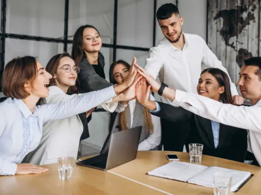 Zespół świętuje sukces po udanych gry integracyjne dla pracowników.