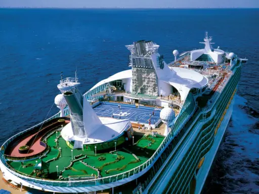 Nave Royal Caribbean con campo da mini golf, campo da basket e parete d'arrampicata. Scopri cosa è incluso nella tua crociera!