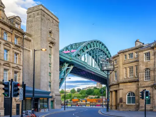 Die Tyne Bridge ragt majestätisch über die Straße in Newcastle upon Tyne.