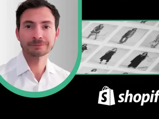 Mężczyzna w białej koszuli, obok zdjęcia ubrań, logo Shopify. Idealny do nauki, jak prowadzić swój **shopify kurs**.