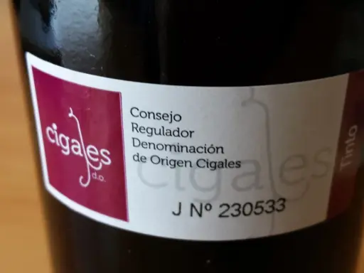 Etiqueta de vino tinto de la Denominación de Origen Cigales, prometiendo los mejores vinos de Cigales.