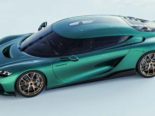 Ein smaragdgrüner Koenigsegg Gemera PS mit goldenen Felgen, der Eleganz und Kraft ausstrahlt.