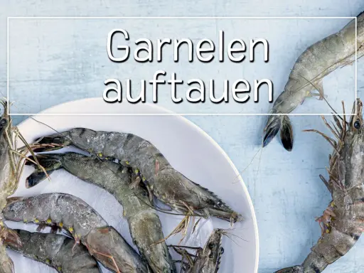 Gefrorene Garnelen auf einem Teller. Erfahren Sie, wie lange Garnelen zum Auftauen brauchen, um sie frisch zuzubereiten.