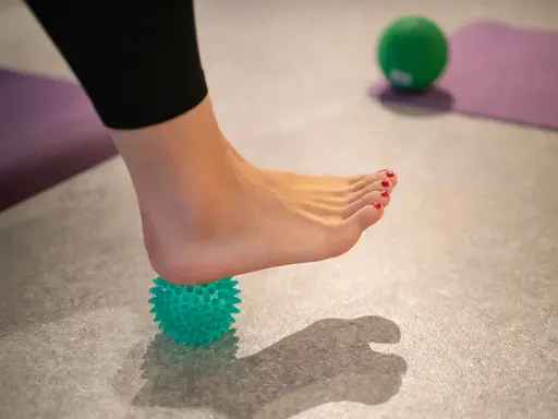 Fußmassage mit Igelball zur Linderung von Fersensporn.