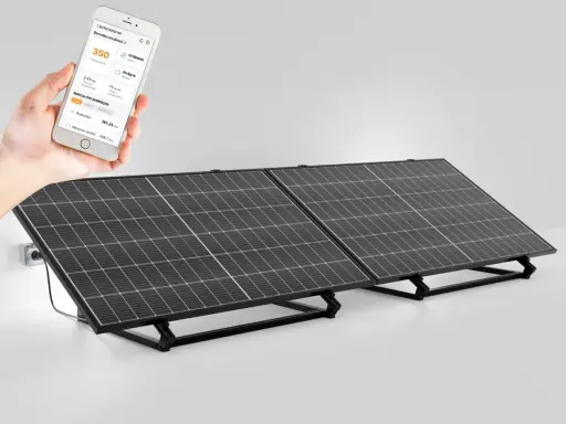 Installation facile d'un panneau solaire plug and play. Une main tient un smartphone affichant les données de production et les avantages écologiques.