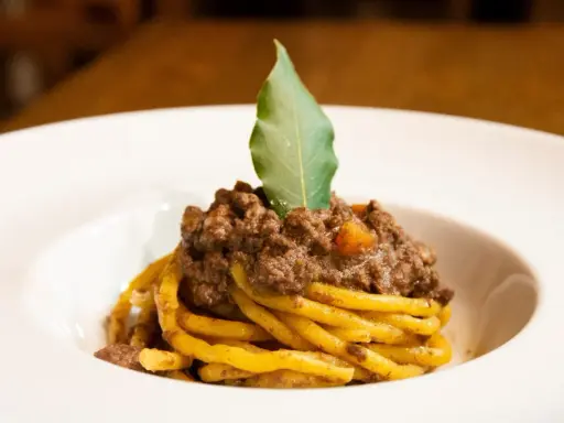 Pasta con ragù di carne, un classico da provare se ti chiedi cosa mangiare a Vicenza.