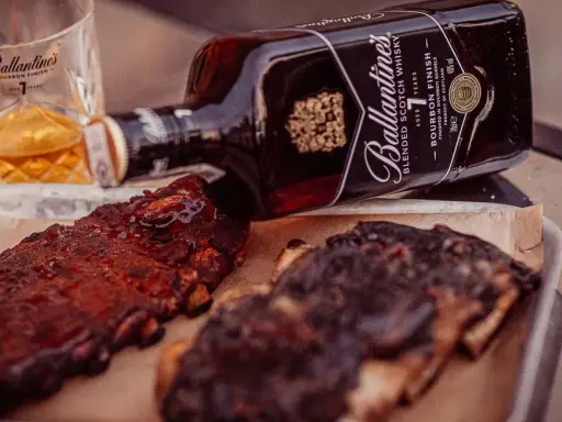 Co do whisky na zagryzkę? Odkryj idealne połączenia smaków