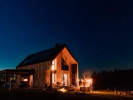 Drewniany dom z oświetleniem i gorącą balia pod rozgwieżdżonym niebem. Idealne noclegi Bory Tucholskie.