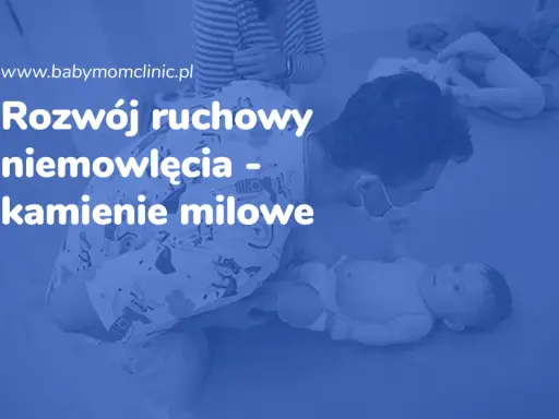 Rozwój ruchowy niemowlęcia - kamienie milowe. Fizjoterapeuta pomaga dziecku w nauce nowych umiejętności.