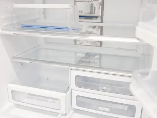 Puste półki i szuflady lodówki No Frost. Zastanawiasz się, ile trwa rozmrażanie lodówki no frost? Zazwyczaj nie wymaga ono długiego czekania.