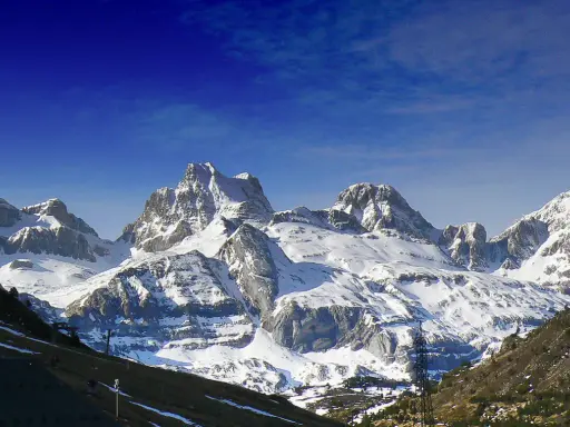 Majestuosas cumbres nevadas en Candanchú, un paisaje de verano que invita a la aventura.