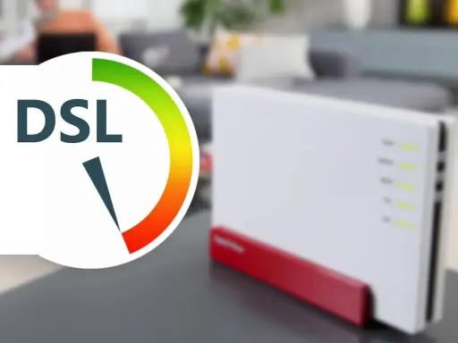 DSL-Router mit Anzeige für 16 mbit/s Geschwindigkeit. Im Hintergrund ein Wohnzimmer.