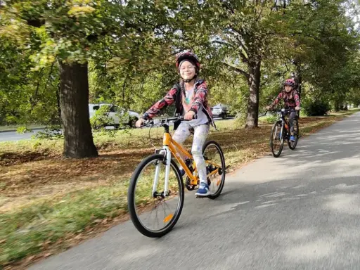 Dzieci na rowerach, czy 20'' czy 24'' to dobry wybór dla 7 latka na przejażdżkę po alei.