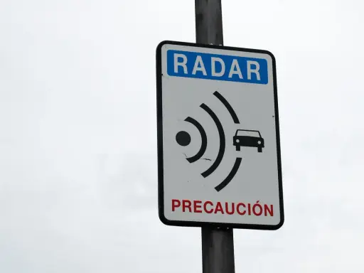 Señal de radar con un coche y ondas, indicando un adelanto de la regla de precaución.