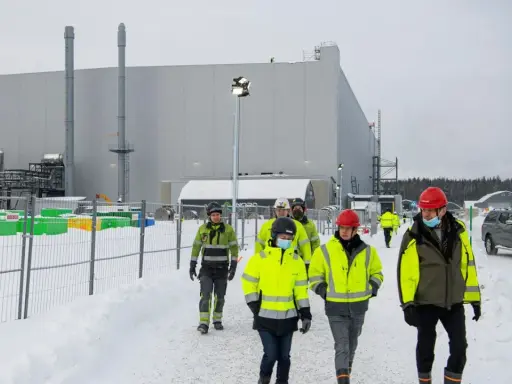 Arbeiter inspizieren eine Anlage für erneuerbare energie schweden im Schnee.