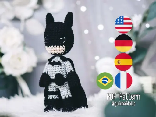 Adorable batman amigurumi con capa y antifaz. Patrón PDF disponible en varios idiomas.