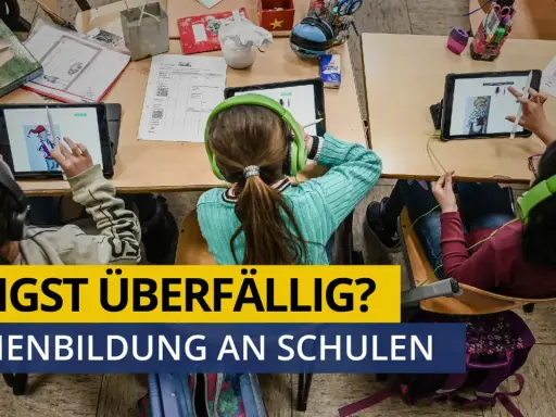 Kinder lernen mit Tablets, als würden sie im **air racing** durch digitale Welten fliegen. Medienbildung an Schulen.