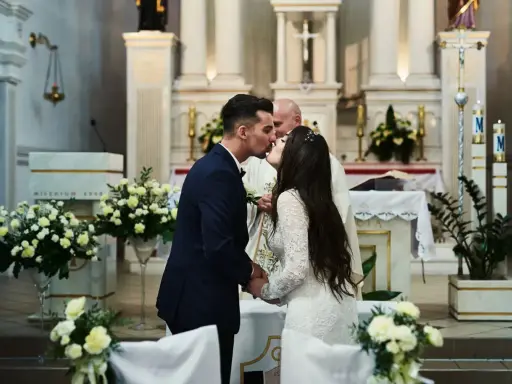 Para młoda całuje się podczas ślubu kościelnego. Czy wdowiec może wziąć ślub kościelny? Tak, jeśli jego poprzednie małżeństwo zostało unieważnione.