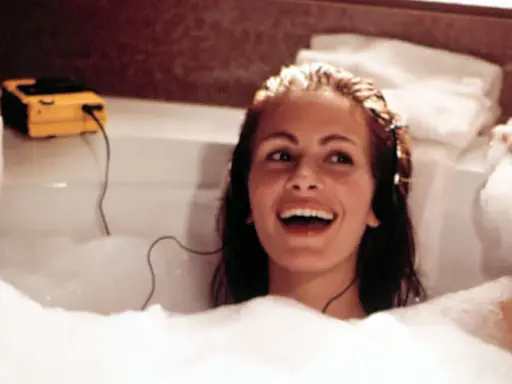 Julia Roberts lacht in einer Schaumbadewanne, hört Musik über Kopfhörer. Sie fragt sich, wie oft Haare waschen wohl nötig ist, um so strahlend auszusehen.