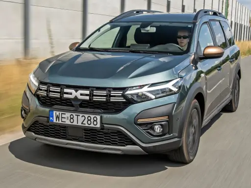 Zielony Dacia Jogger w ruchu drogowym. Sprawdź atrakcyjną dacia jogger cena i wybierz swój wymarzony model.