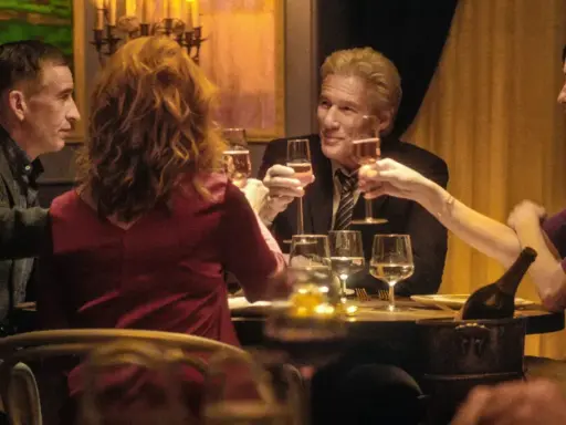 Quattro persone brindano durante una cena elegante, con bicchieri di champagne e un'atmosfera intima.