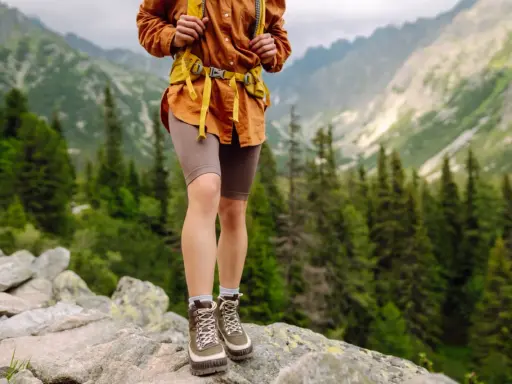 Solidne buty na ferraty na kamienistym szlaku, gotowe na górską przygodę.