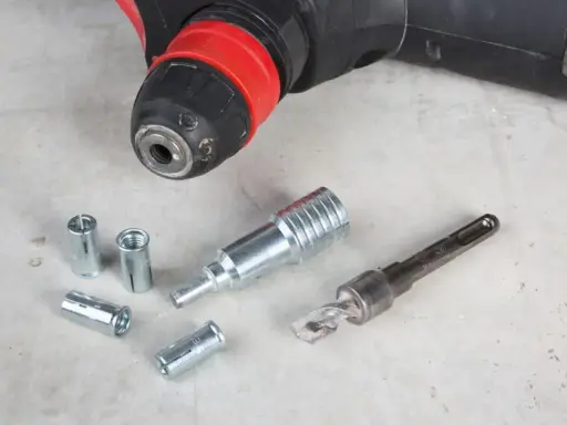Outils pour retirer cheville à frapper béton : burin, mandrin et chevilles.