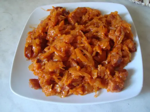 Pyszny bigos z cukinii z kawałkami kiełbasy, duszony do miękkości.