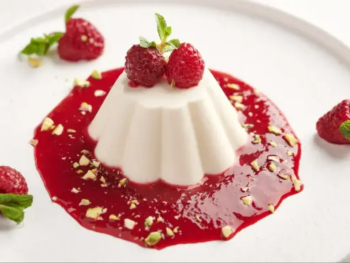 Panna cotta z malinami i pistacjami. Idealny deser, gdy szukasz prostego panna cotta przepis.