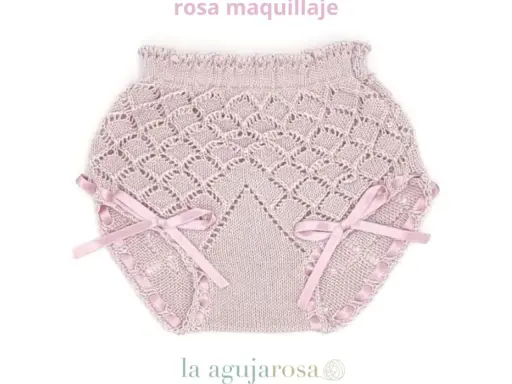 Patrón braguita bebé de punto rosa maquillaje con calados y lazos de satén. Ideal para crear prendas delicadas.
