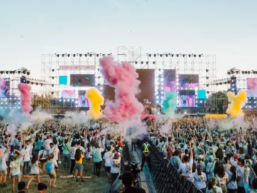 Stor publik njuter av Way Out West lineup med färgpulver i luften.