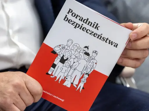 Poradnik bezpieczeństwa z rysunkami ludzi i hasłem "edb".