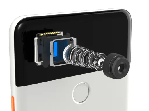 Rozłożony moduł aparatu w telefonie: soczewki, matryca aparatu w telefonie i elementy elektroniczne.