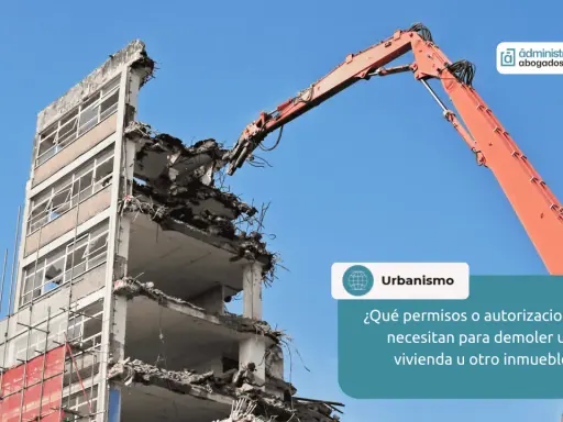 Grúa naranja realiza demoliciones de edificios. Se pregunta sobre permisos para demoler inmuebles.