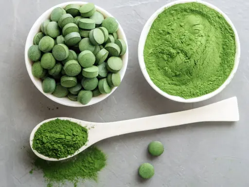 Zielona chlorella w tabletkach i proszku. Zastanawiasz się nad jej stosowaniem? Poznaj potencjalne chlorella skutki uboczne.