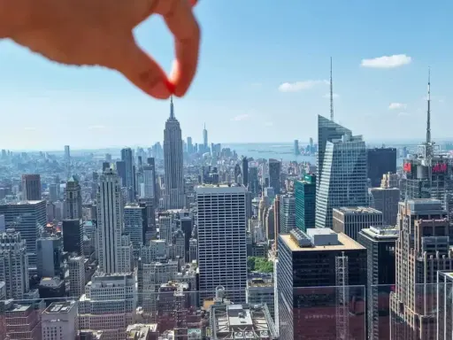 Widok na Manhattan z Empire State Building. To świetne miejsce, by zobaczyć, co zobaczyć w Nowym Jorku.