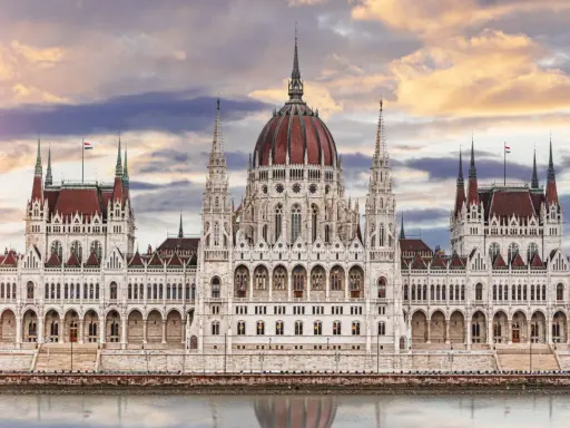 Majestatyczny Parlament w Budapeszcie, jedna z głównych atrakcji turystycznych, odbija się w wodzie.