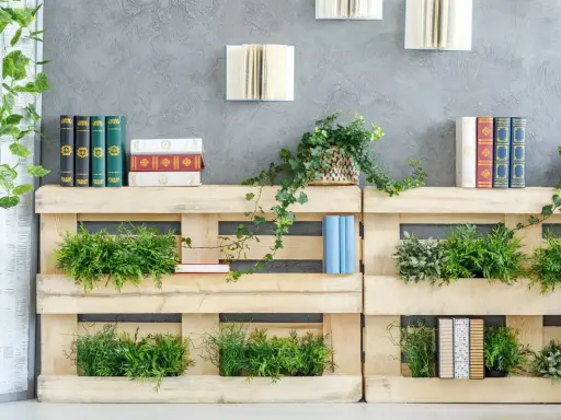 Scaffali in pallet con piante e libri, perfetti per idee per abbellire casa fai da te.