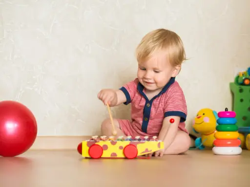 Roczniak: Bezpieczne zabawy sensoryczne w domu? Odkryj proste DIY!