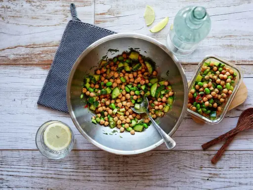Frischer Kichererbsen Salat mit Gurken und Edamame in einer Schüssel, bereit zum Servieren.