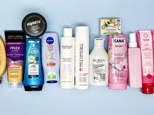 Eine Auswahl an **Conditioner**-Produkten für verschiedene Haartypen, darunter Garnier, Lush, Nivea, Redken und Khadi.