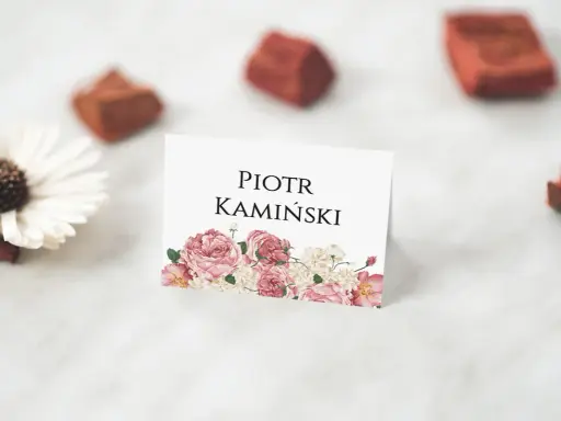 Eleganckie winietki dla rodziców z imieniem i nazwiskiem Piotra Kamińskiego, ozdobione bukietem różowych kwiatów.