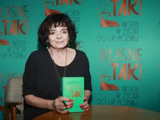 Kobieta z książką "Właśnie że tak! Nigdy w życiu!" na tle napisu z tym samym tytułem.