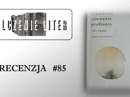 Okładka książki "Ukochane równanie profesora" Yōko Ogawy, z napisem "RECENZJA #85" i grafiką.