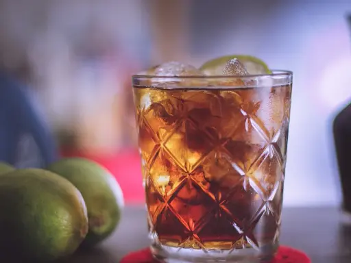 Jak zrobić idealne whisky z colą? Proporcje i sekrety