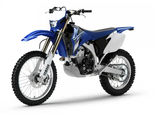 Niebiesko-biały motocykl Yamaha WR450. Sprawdź yamaha wr 450 dane techniczne, by poznać jego możliwości.