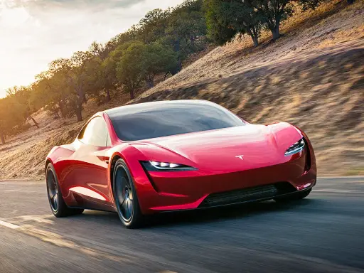 Roter Tesla Roadster rast auf einer Straße, die Beschleunigung von 0 auf 100 km/h ist atemberaubend.