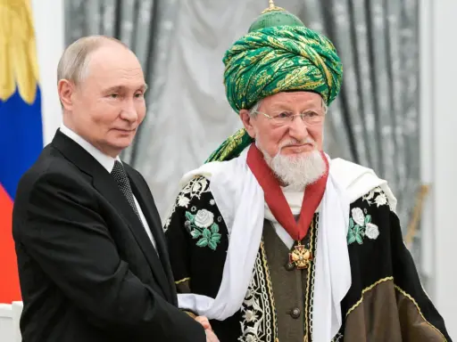 Putin trifft einen Geistlichen mit grünem Turban. Die Begegnung unterstreicht die Bedeutung des Islam in Russlands Außenpolitik.
